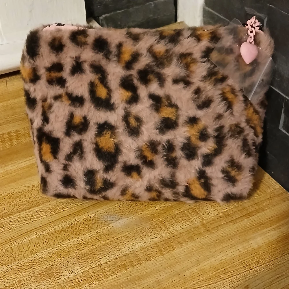 Juicy Couture NWT Mauve Colored Leopard Print Cosmetic Case - Picture 3 of 6
